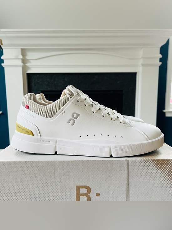 On Running Other - Sz 8 ON The Roger Advantage Men's Running Shoe White/Bronze (Women 9.5) 48.98343